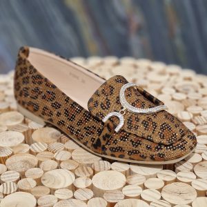 Mocassin léopard tendance porté – look chic