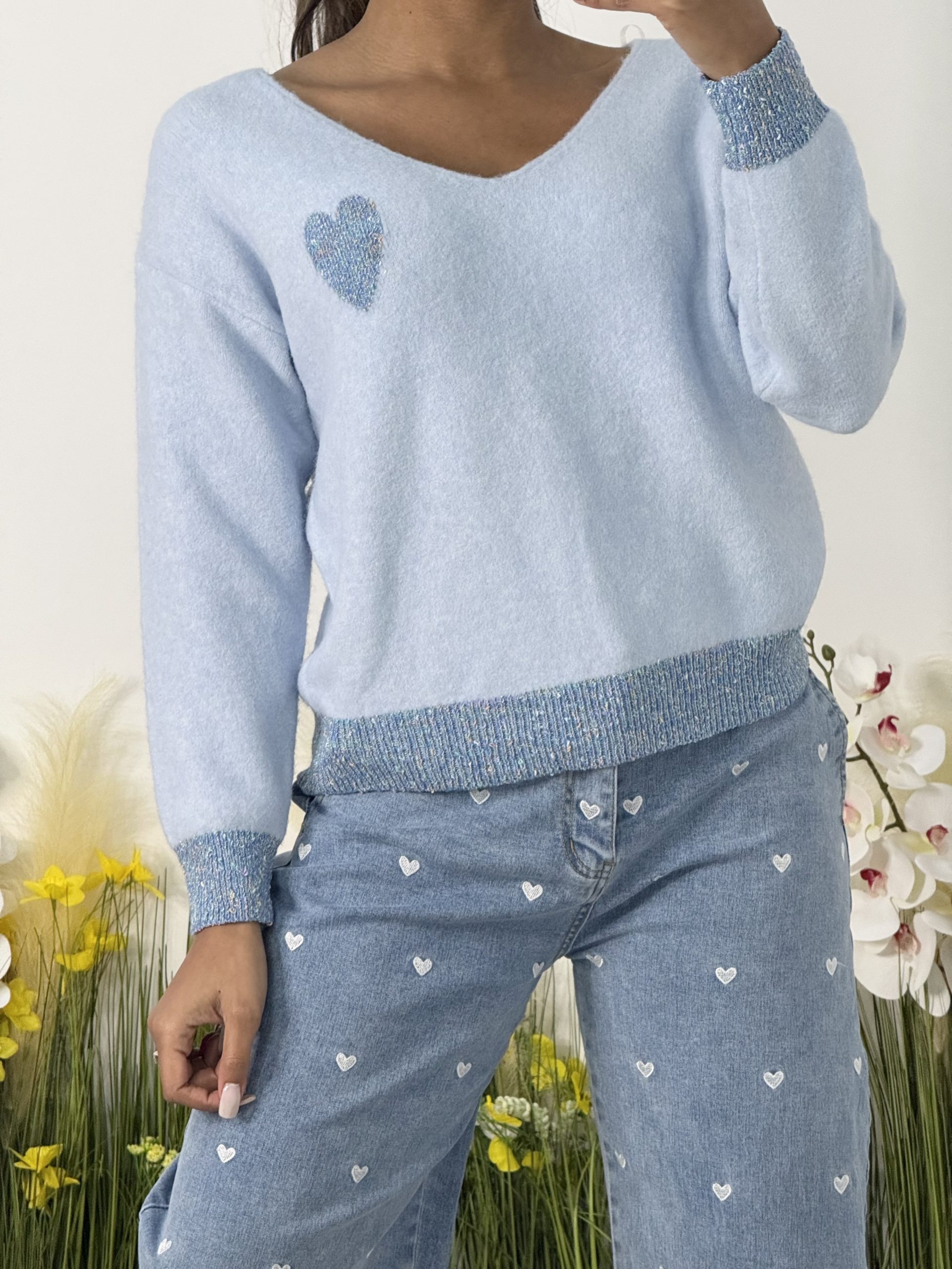 Pull bleu avec un coeur