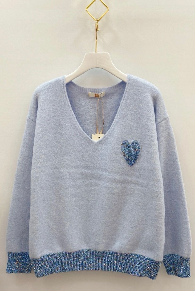 Pull bleu avec un coeur
