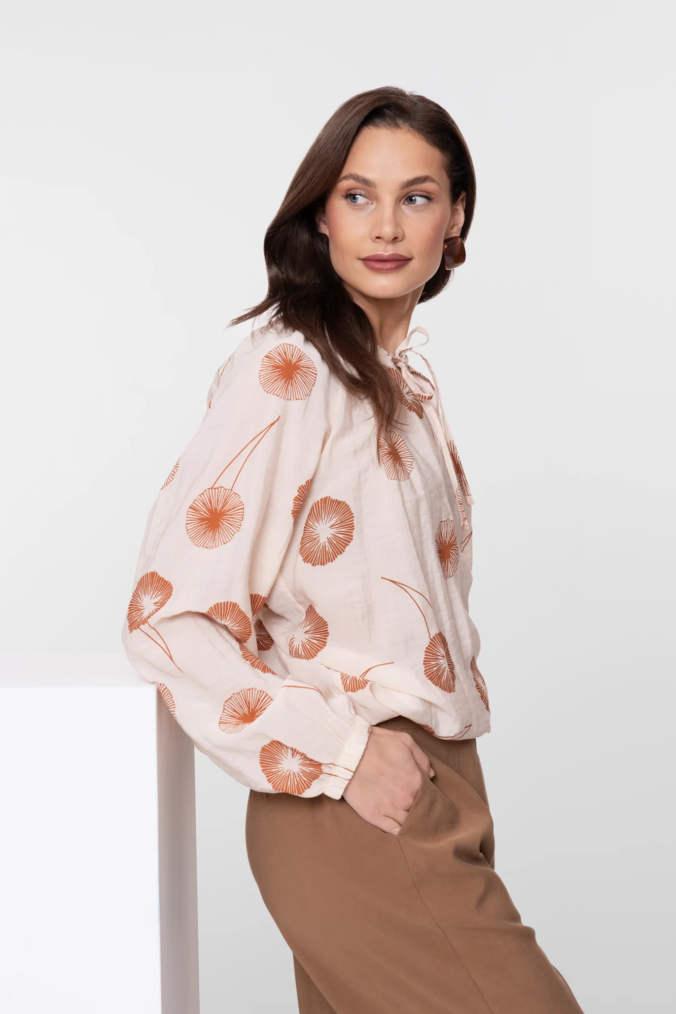 chemisier beige et marron avec des imprimés chic bohème tendance manche ballon reims paris