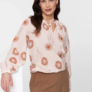 blouse fond beige avec des fleurs marron de la marque geisha