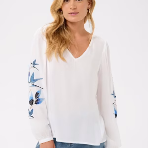 Blouse blanche élégante de la marque CREAM avec broderie florale bleue et oiseaux.
