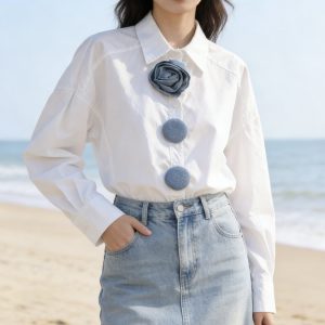 chemisier carla gianini paris reims soissons mderne chic bohème blanc avec des boutons en jean forme de fleurs oversize coupe large et fluide