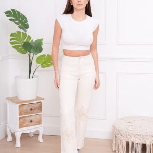 Jean beige avec broderies décoratives au bas des jambes, coupe confortable et style élégant, idéal pour une tenue casual chic.
