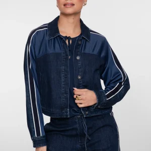 veste en jeans bleu brut avec un galon sur la manche tendance looké