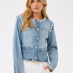 veste en jean habillée chic avec des perles nacrée de la marque cream