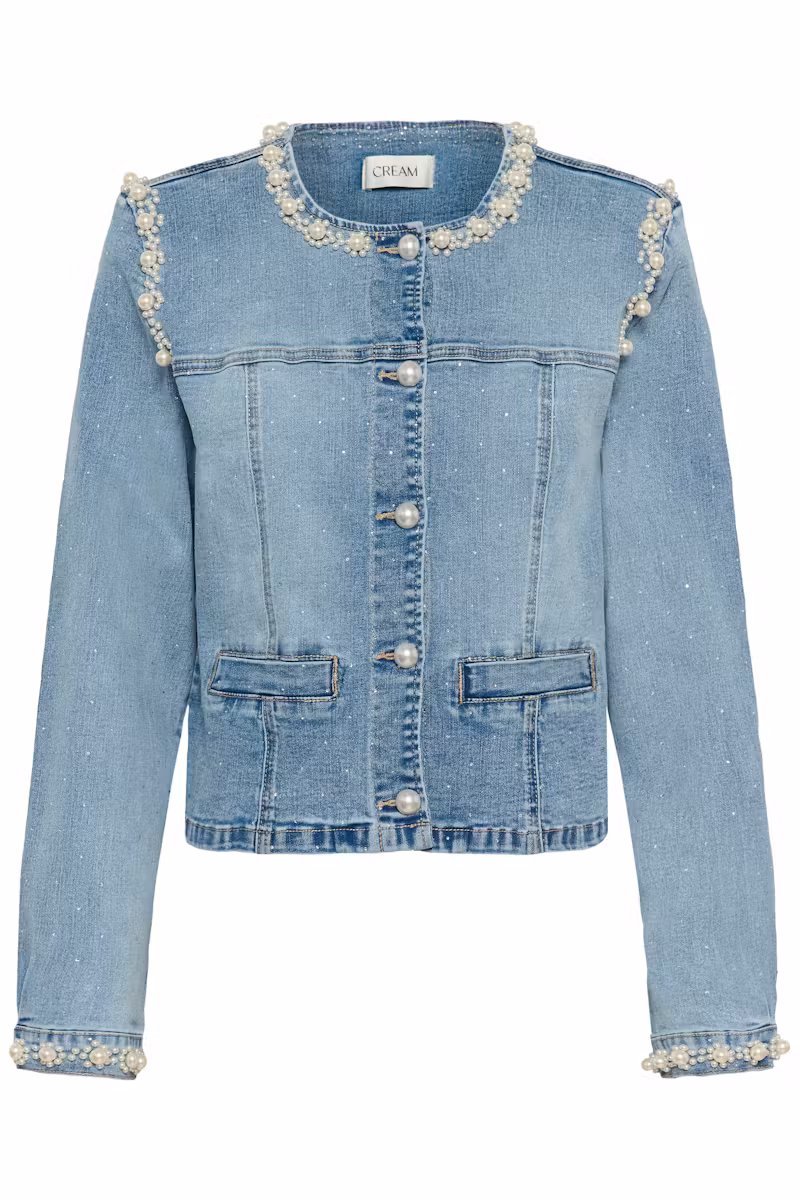 veste en jean clair délavée col rond avec des perles nacrées