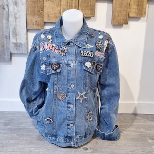 Veste en jean ornée de bouton, de badge et de pin's à laon, soissons reims
