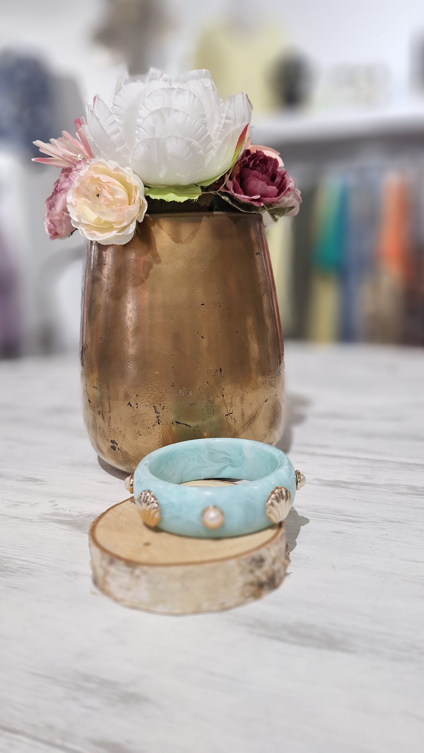 bracelet orné de décor de la mer fond bleu ciel tendance habillé chic cérémonie