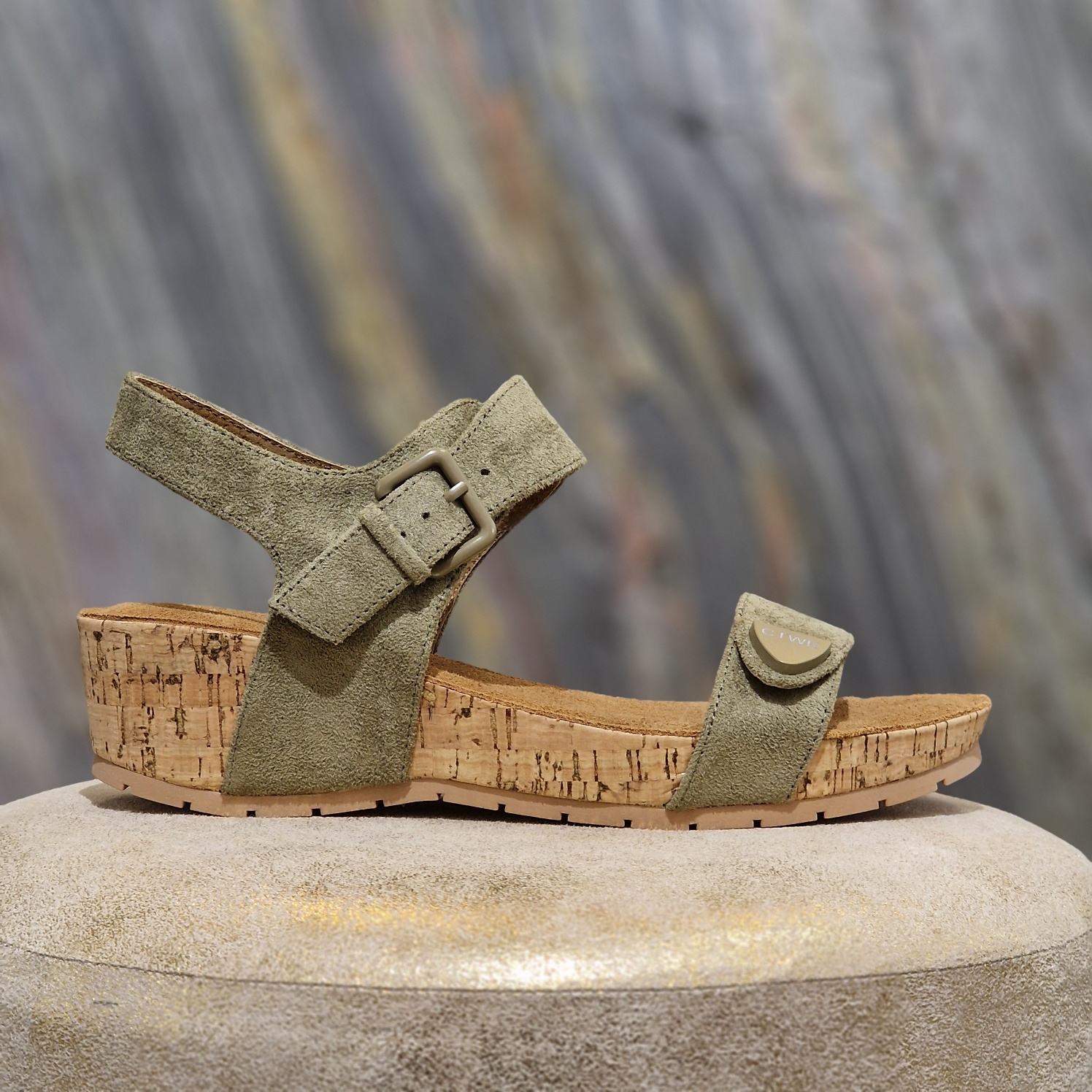 nu-pieds avec 2 brides dont 1 scratch