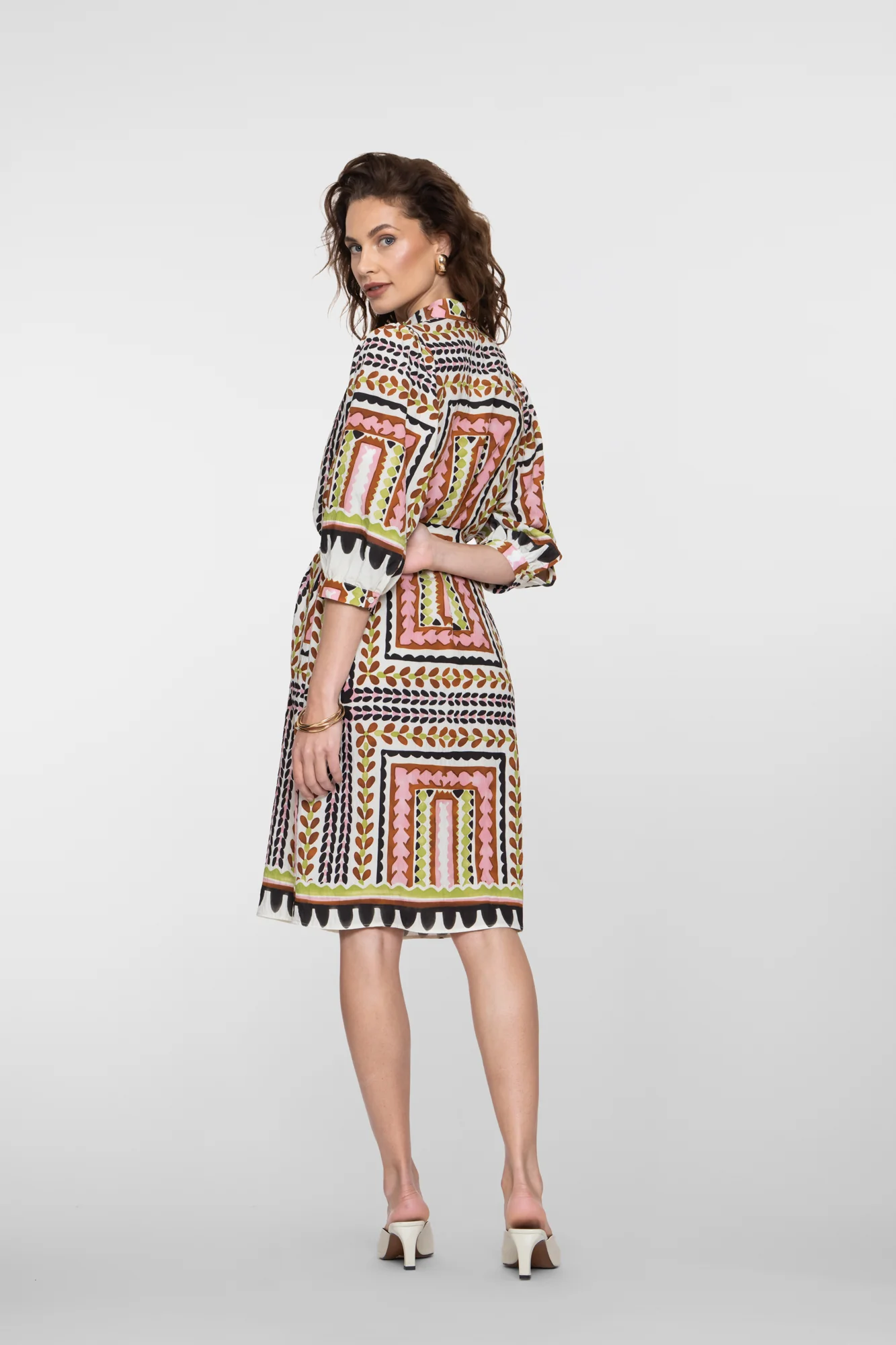 robe midi légère à motif feuilles avec des couleurs pastels