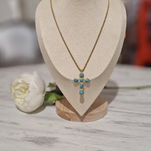 sautoir avec une croix en turquoise marbré collier long été chic tendance