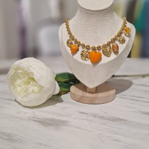 collier avec des pampilles orange et or forme coeur laon reims paris soissons