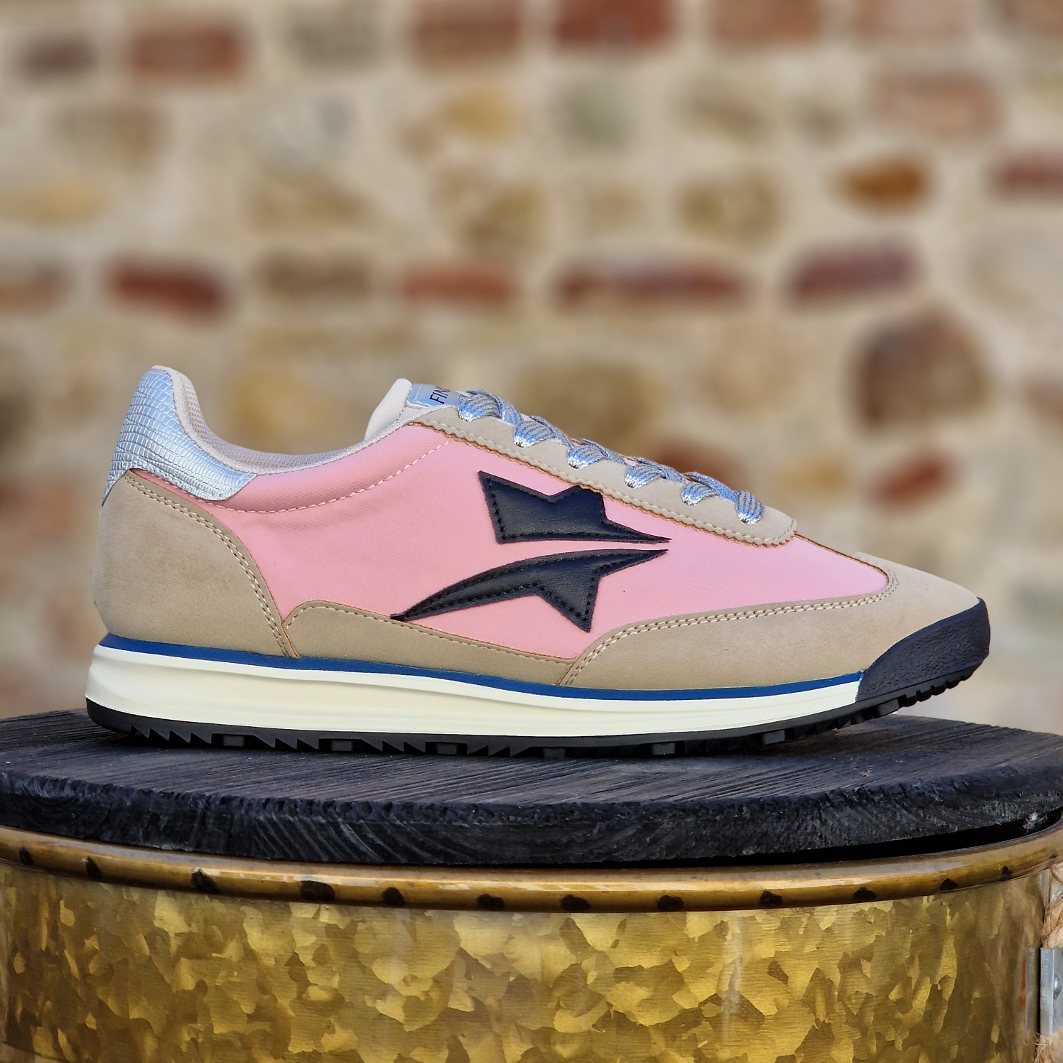 basket running rose poudré beige et bleu