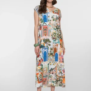 robe logue fluide avec motif village de la marque geisha vendue à laon soissons reims et paris manches courtes tendance et légère