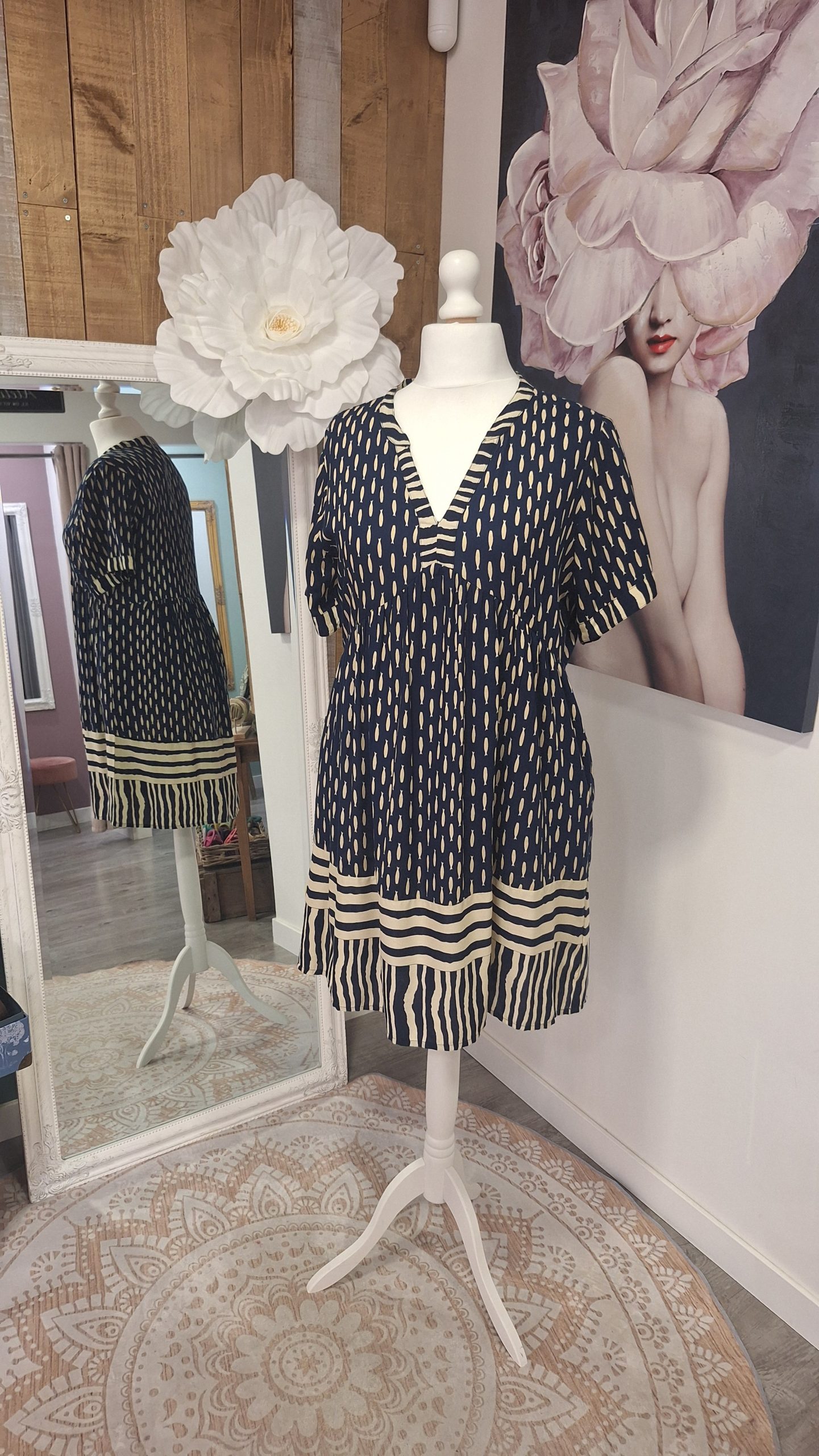 Robe courte MD'M marine avec des petit poissons beige écru ivoire forme empire laon reims paris soissons