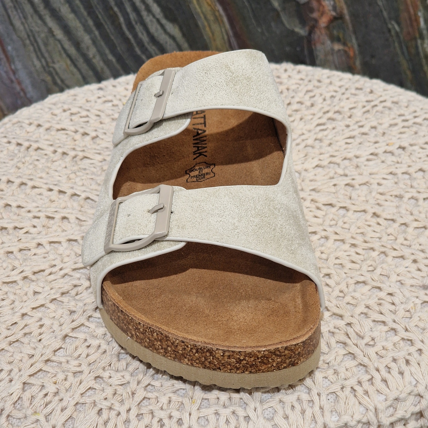 Sandales Chattawak ivoire à deux brides, design épuré et confortable pour un usage quotidien