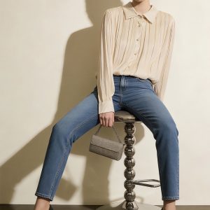 chemisier beige femme, chemisier satiné femme, blouse beige élégante, chemisier manches longues femme, manches boule femme, blouse manches bouffantes, chemisier plissé femme, chemisier chic femme, blouse satinée beige