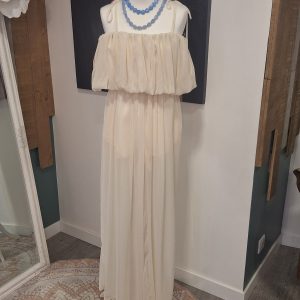 combinaison femme blanc cassé, combinaison écrue femme, combinaison longue bohème, combinaison col Bardot, combinaison épaules dénudées, combinaison fluide femme, combinaison légère été, combinaison chic femme, combinaison cérémonie femme, combinaison mariage invitée, combinaison bohème chic, combinaison fine bretelle, combinaison élégante été, combinaison longue écrue, tenue bohème femme.