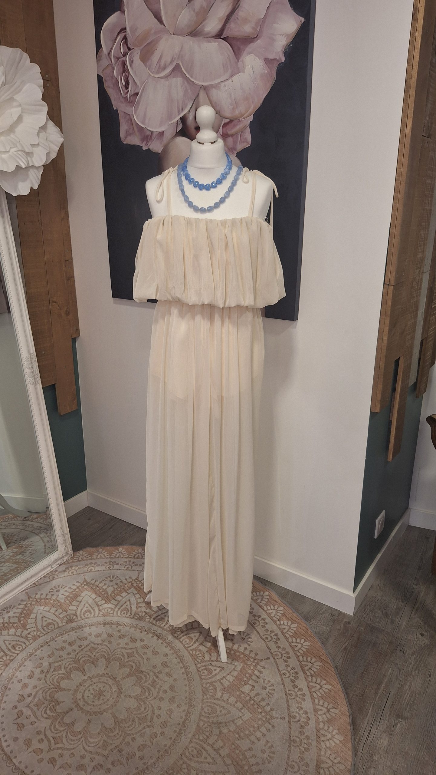 combinaison femme blanc cassé, combinaison écrue femme, combinaison longue bohème, combinaison col Bardot, combinaison épaules dénudées, combinaison fluide femme, combinaison légère été, combinaison chic femme, combinaison cérémonie femme, combinaison mariage invitée, combinaison bohème chic, combinaison fine bretelle, combinaison élégante été, combinaison longue écrue, tenue bohème femme.