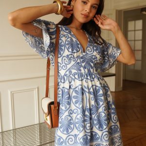 robe grande taille femme, robe courte grande taille, robe bleue et blanche, robe fleurie bleue femme, robe bohème chic grande taille, robe empire femme, robe décolleté V femme, robe manches courtes femme, robe été grande taille,