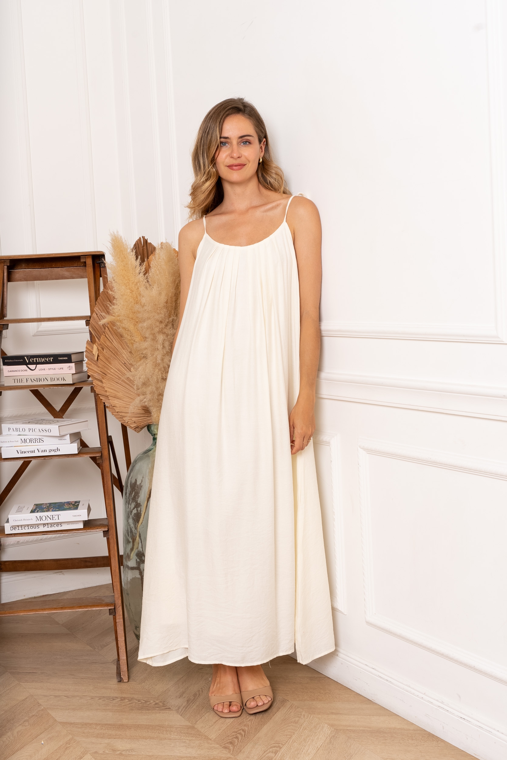 robe longue écrue femme, robe bohème chic femme, robe dos nu femme, robe longue bohème, robe dos bijou femme, robe perles effet pierre, robe écrue élégante, robe taille unique femme, robe fluide femme,