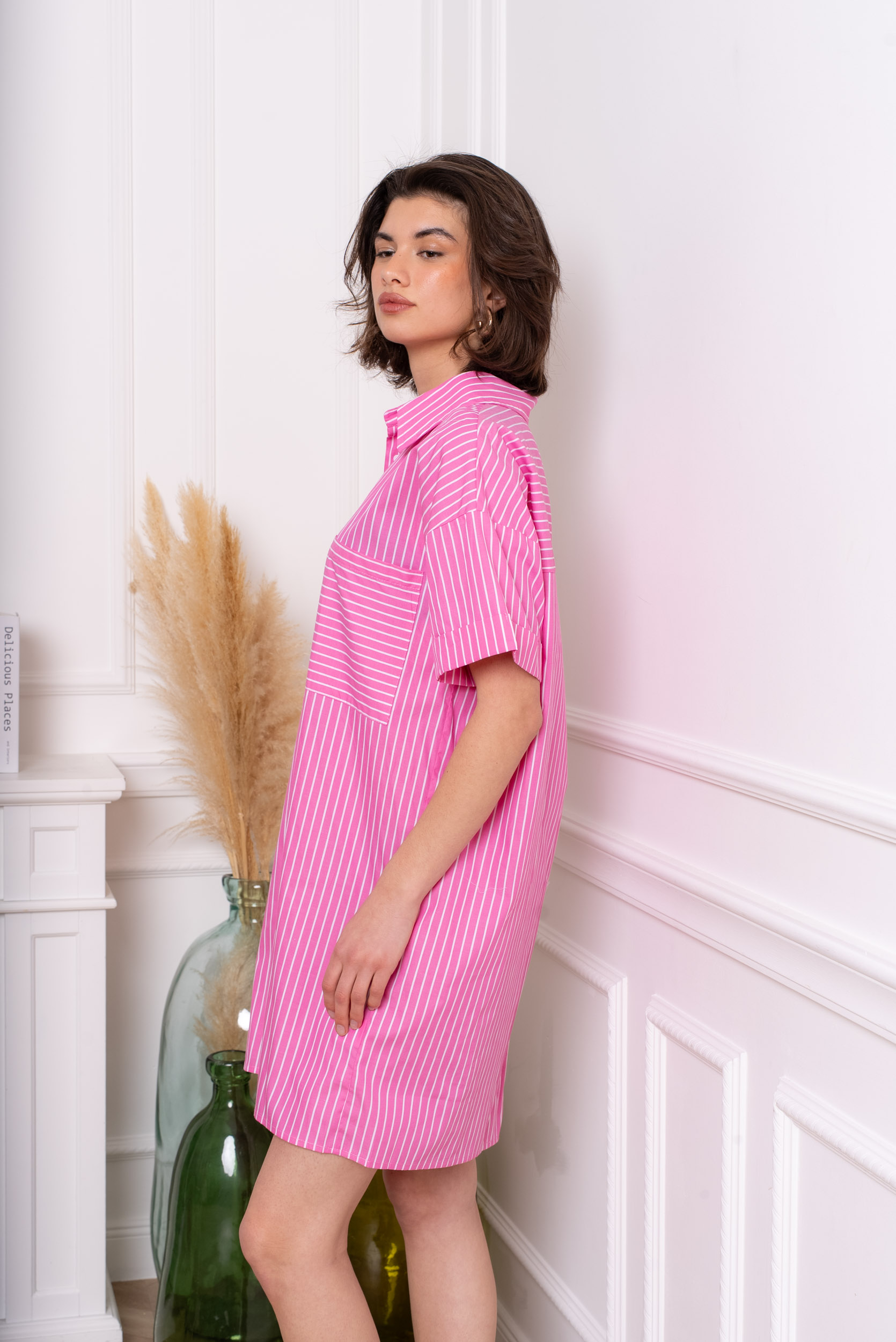 robe mode femme, robe avec poche poitrine, robe rayures verticales, robe rose féminine, robe vacances femme, robe facile à porter, robe tendance été, robe chic décontractée, robe légère femme,