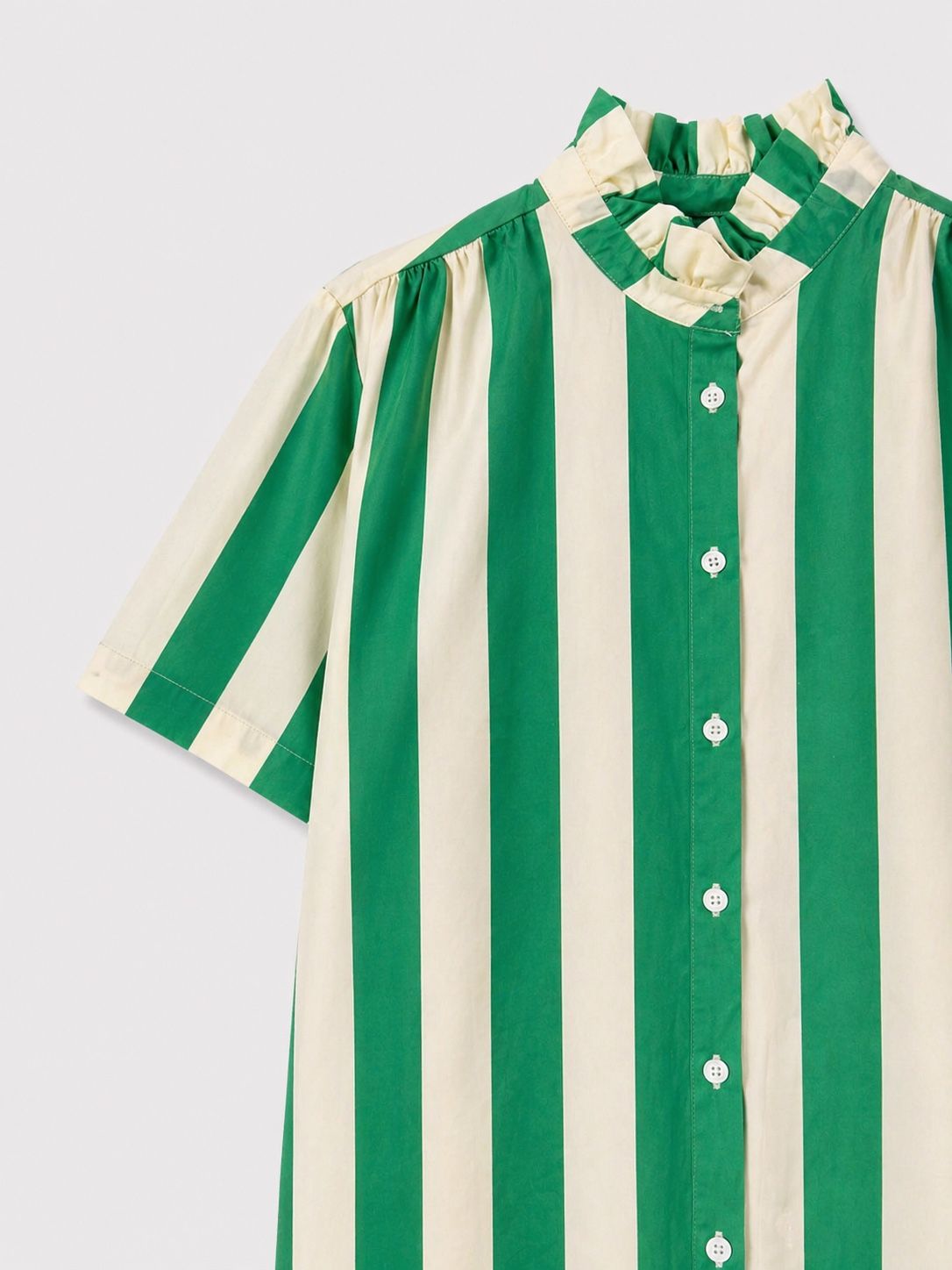 robe vacances femme, robe estivale chic, robe mode femme, robe verte et blanc cassé, robe décontractée chic, robe féminine moderne, robe rayures verticales, robe quotidienne femme, mode bohème chic femme, robe tendance été. laon reims pars soissons