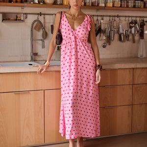 robe longue rose femme, robe rose à pois rouges, robe longue imprimée, robe bohème chic femme, robe estivale femme, robe décolleté V, robe à fines bretelles, robe fluide femme, robe longue légère, robe rose tendance,
