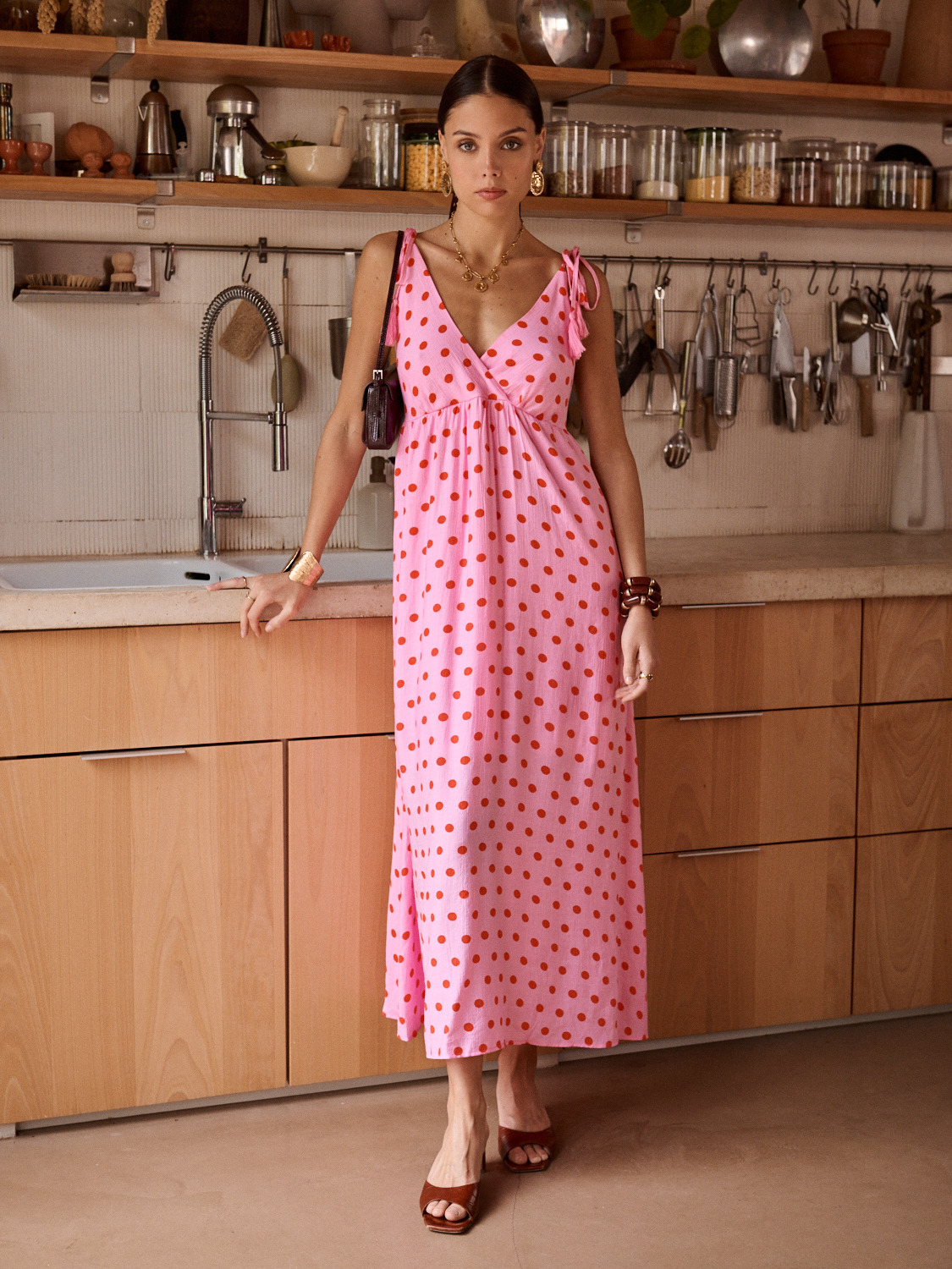robe longue rose femme, robe rose à pois rouges, robe longue imprimée, robe bohème chic femme, robe estivale femme, robe décolleté V, robe à fines bretelles, robe fluide femme, robe longue légère, robe rose tendance,