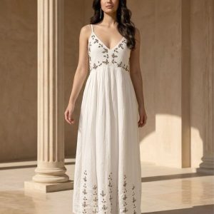robe longue bohème femme, robe blanc cassé femme, robe bohème chic, robe longue cérémonie, robe mariage champêtre invitée, robe brodée femme, robe à bretelles fines, robe estivale femme, robe fluide élégante, robe romantique femme, robe bohème blanche