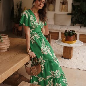 robe longue verte femme, robe fleurie verte, robe bohème chic, robe longue viscose, robe manches papillon, robe col V, robe été femme, robe fluide verte, robe longue imprimé fleurs, robe cérémonie bohème, robe chic et décontractée