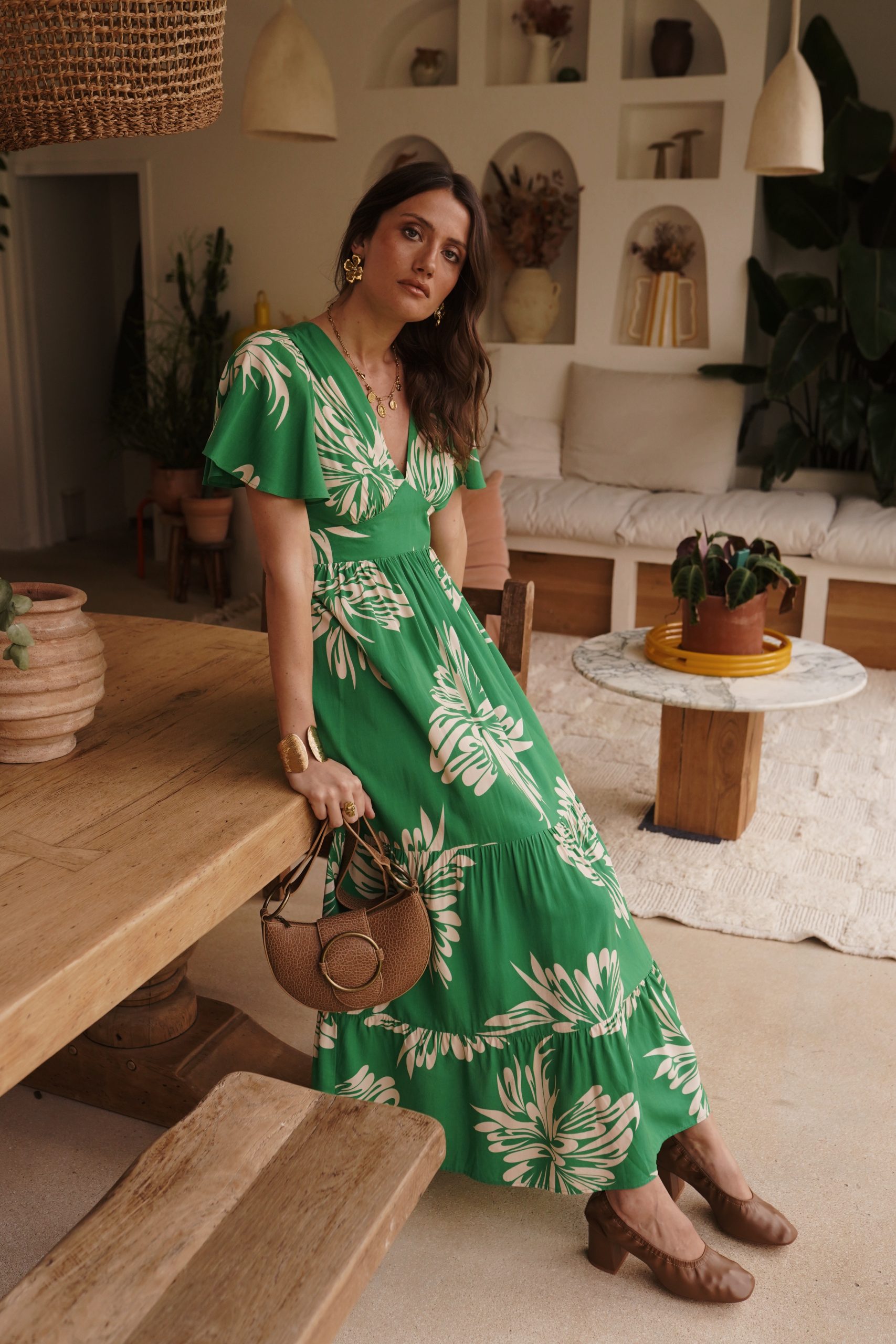 robe longue verte femme, robe fleurie verte, robe bohème chic, robe longue viscose, robe manches papillon, robe col V, robe été femme, robe fluide verte, robe longue imprimé fleurs, robe cérémonie bohème, robe chic et décontractée