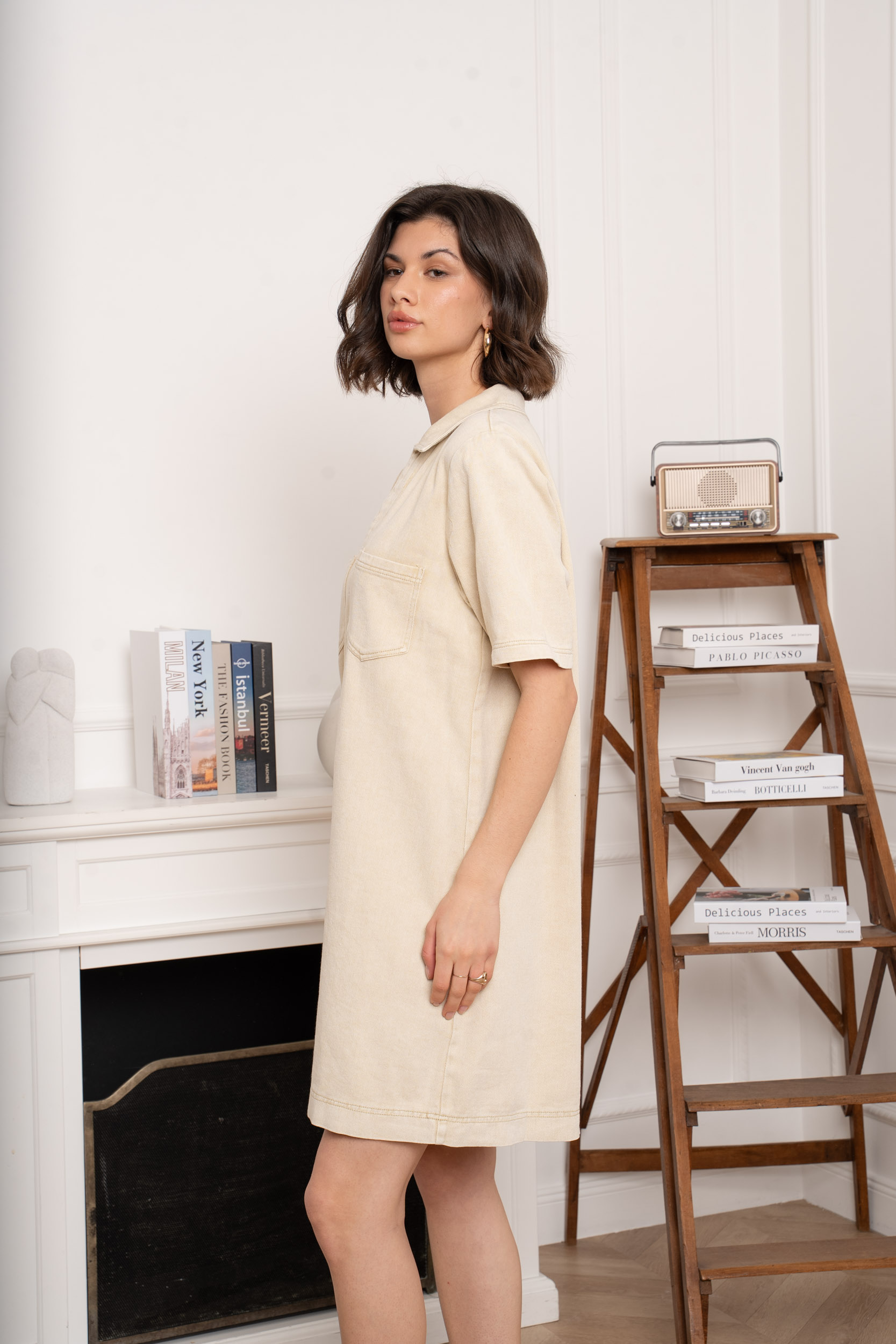 robe manches courtes femme, robe avec poches poitrine, robe casual chic femme, robe décontractée élégante, robe toile légère femme, robe beige tendance, robe été femme, robe confortable femme, robe droite femme, robe vacances femme, robe unie beige femme, robe mode femme, robe chic décontractée,