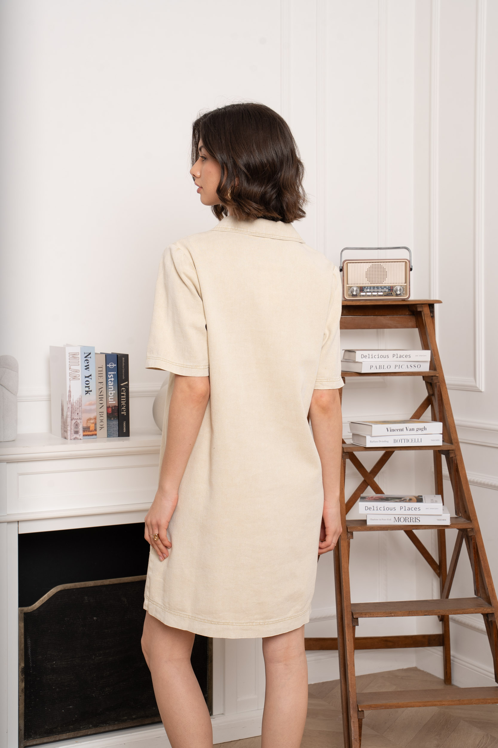 robe facile à porter, robe féminine moderne, robe beige casual, robe sport chic femme, robe légère estivale, robe tendance été, robe quotidienne femme. laon reims paris soissons