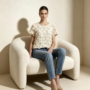 top beige femme, blouse beige élégante, top fleurs relief, blouse fleurs 3D, top cérémonie femme, tenue mariage invitée, blouse chic femme, top manches courtes femme,