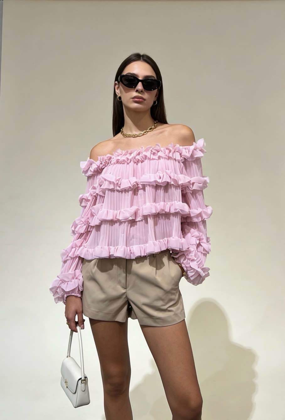 blouse plissée rose, top épaules dénudées, blouse bohème chic, tenue mariage invitée, blouse élégante femme, top féminin tendance, mode bohème femme, blouse fluide rose, top chic cérémonie,