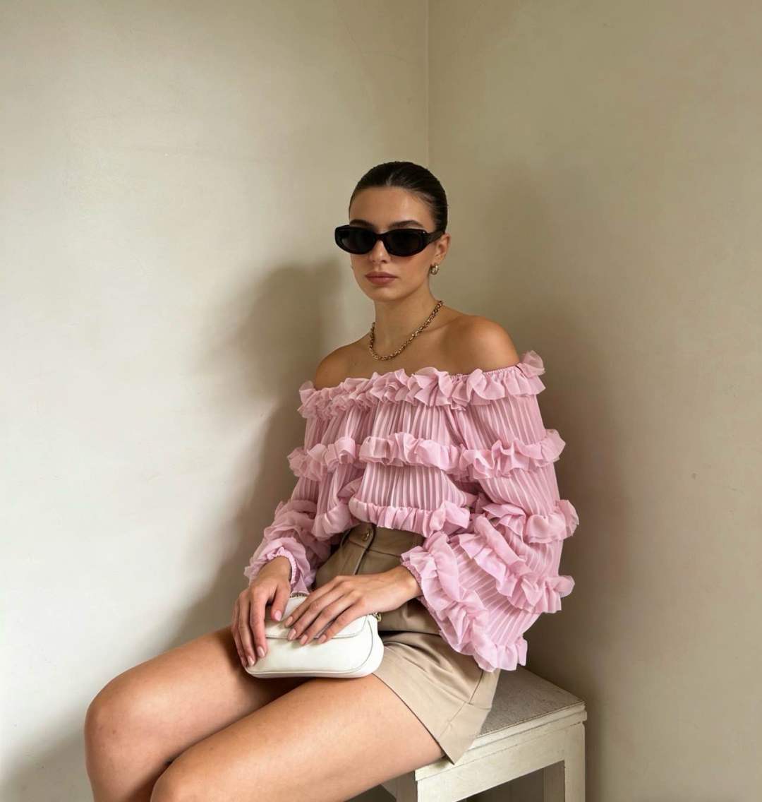 blouse romantique chic, vêtement femme élégant, top rose pastel, blouse raffinée femme, tenue estivale chic, mode féminine tendance. laon reims paris soissons