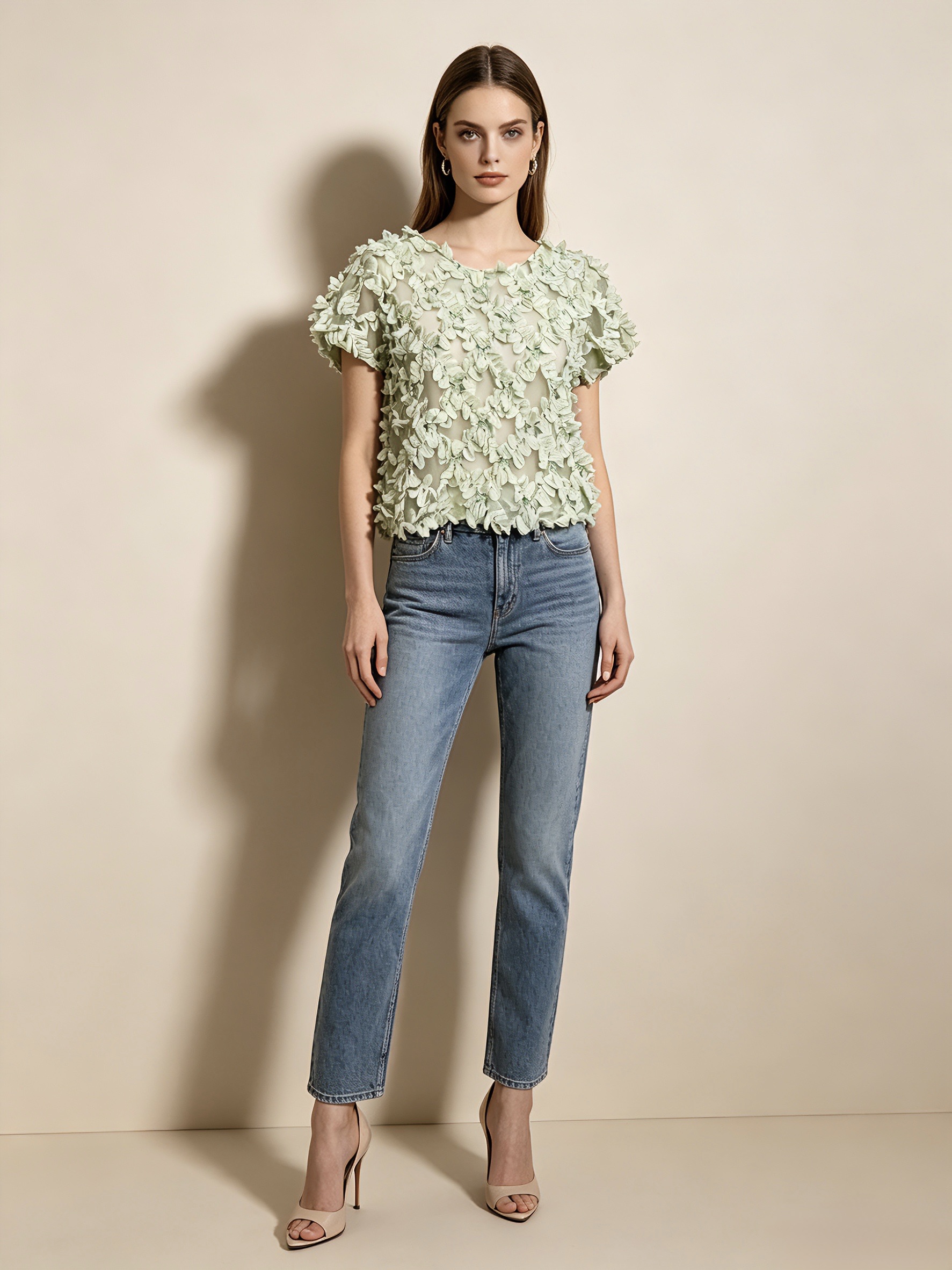 blouse fleurs 3D, top cérémonie femme, tenue mariage invitée, blouse élégante femme, top chic femme, blouse légère transparente, top manches courtes femme,