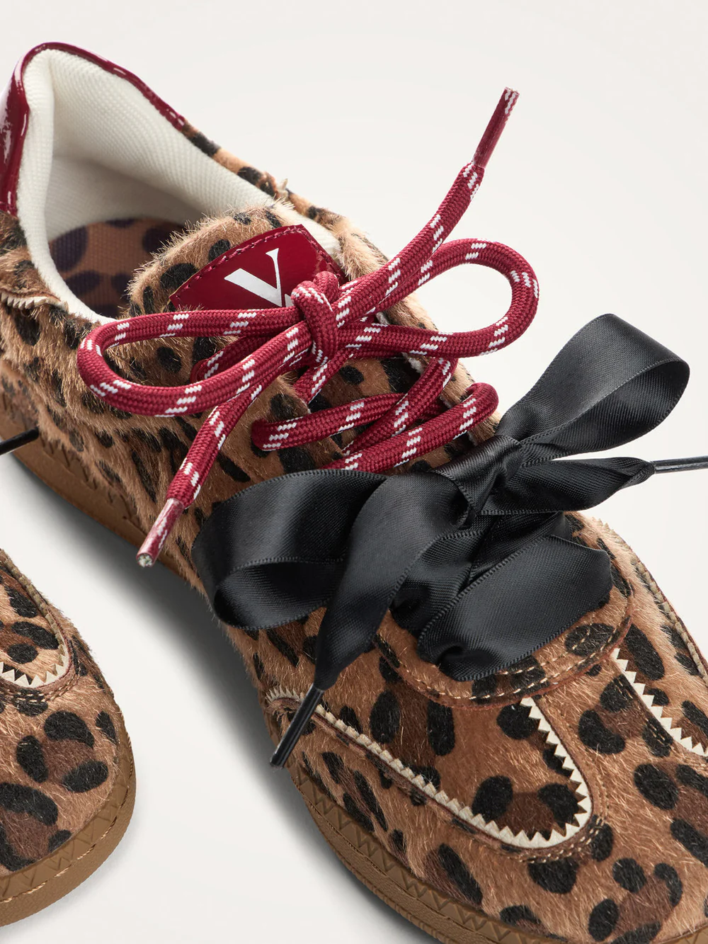 baskets Vanessa Wu léopard double lacets baskets léopard femme tendance été sneakers Vanessa Wu imprimé léopard baskets femme motif léopard et fleurs baskets mode bohème chic femme baskets confortables pour le quotidien sneakers léopard élégantes femme baskets casual chic imprimé animalier baskets Vanessa Wu originales chaussures femme tendance léopard