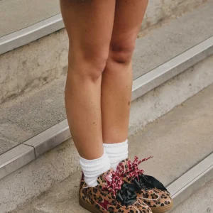 baskets léopard et fleurs baskets double lacets baskets à deux jeux de lacets sneakers lacets interchangeables baskets imprimé animalier baskets léopard beige et noir baskets détails fleuris baskets originales femme sneakers confort femme baskets urbaines tendance