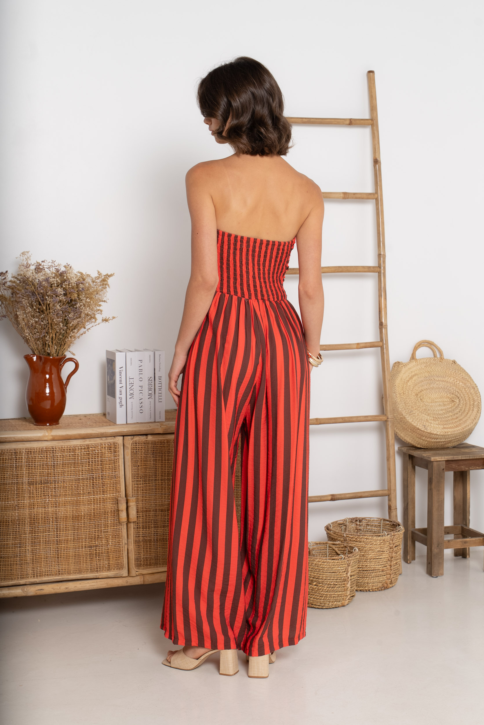 Combinaison pantalon Coupe : Fluide Longueur : Longue Coloris : Corail et chocolat Imprimé : Rayures larges Encolure : Bustier droit Dos : Entièrement smocké Taille : Marquée Jambes : Larges Style : Bohème chic / Casual élégant Fermeture : À enfiler grâce au dos élastiqué