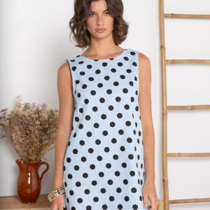 robe droite femme, robe bleu ciel, robe à pois noirs, robe courte femme, robe sans manches, robe décolleté dos, robe style jean, robe casual chic, robe élégante femme, robe été femme, robe imprimée, robe tendance,