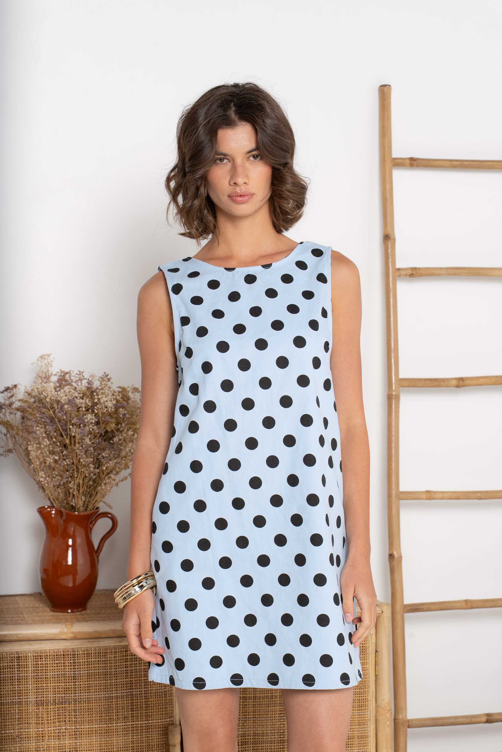 robe droite femme, robe bleu ciel, robe à pois noirs, robe courte femme, robe sans manches, robe décolleté dos, robe style jean, robe casual chic, robe élégante femme, robe été femme, robe imprimée, robe tendance,