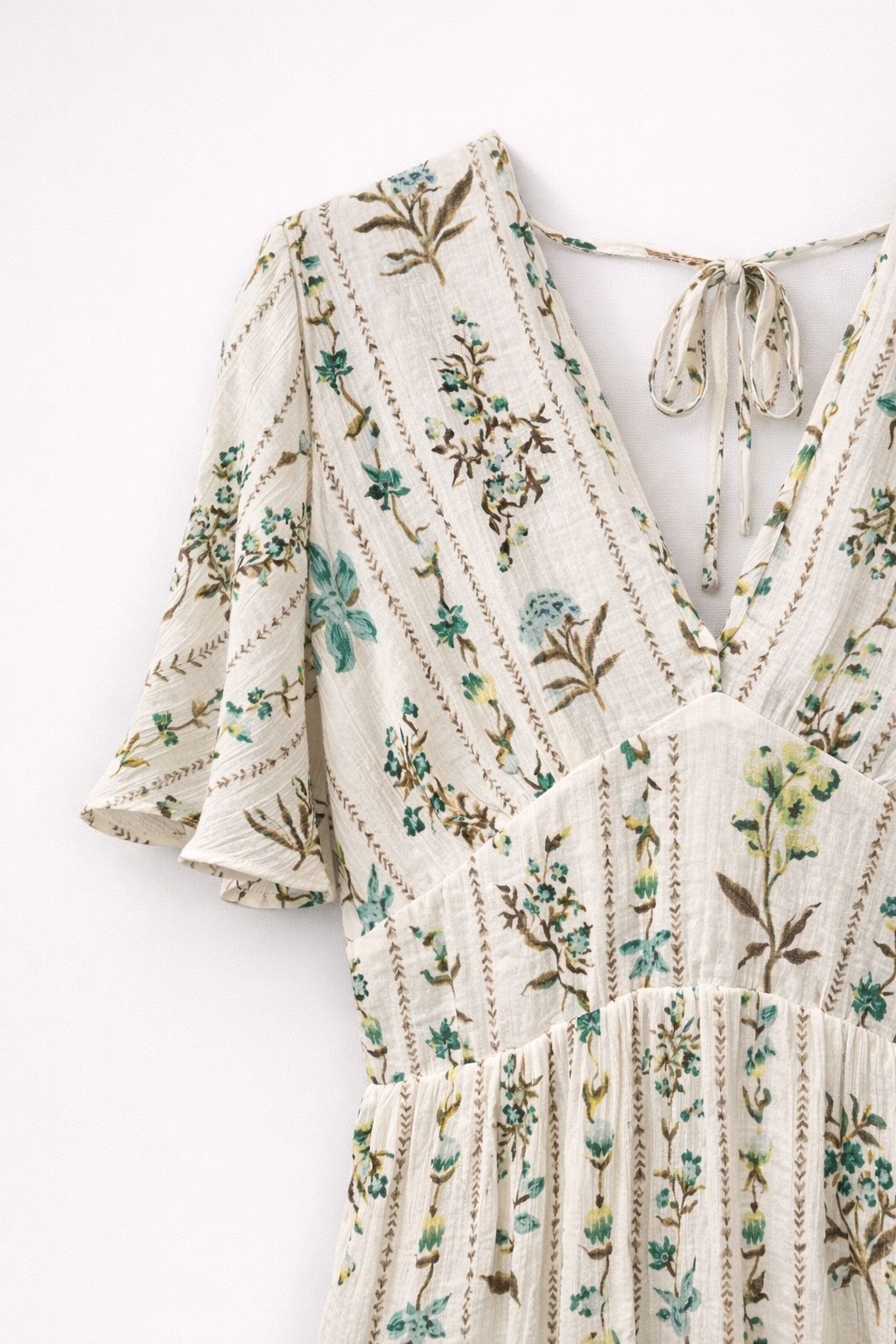 robe été femme, robe romantique, robe élégante femme, mode femme grande taille, boutique prêt-à-porter féminin.Robe courte grande taille Coloris : Fond blanc cassé Imprimé floral bleu turquoise et marron Col V féminin Manches courtes papillon Lien à nouer au dos de l'encolure Taille légèrement marquée Jupe fluide Coupe confortable et flatteuse Matière légère et agréable à porter Style bohème chic