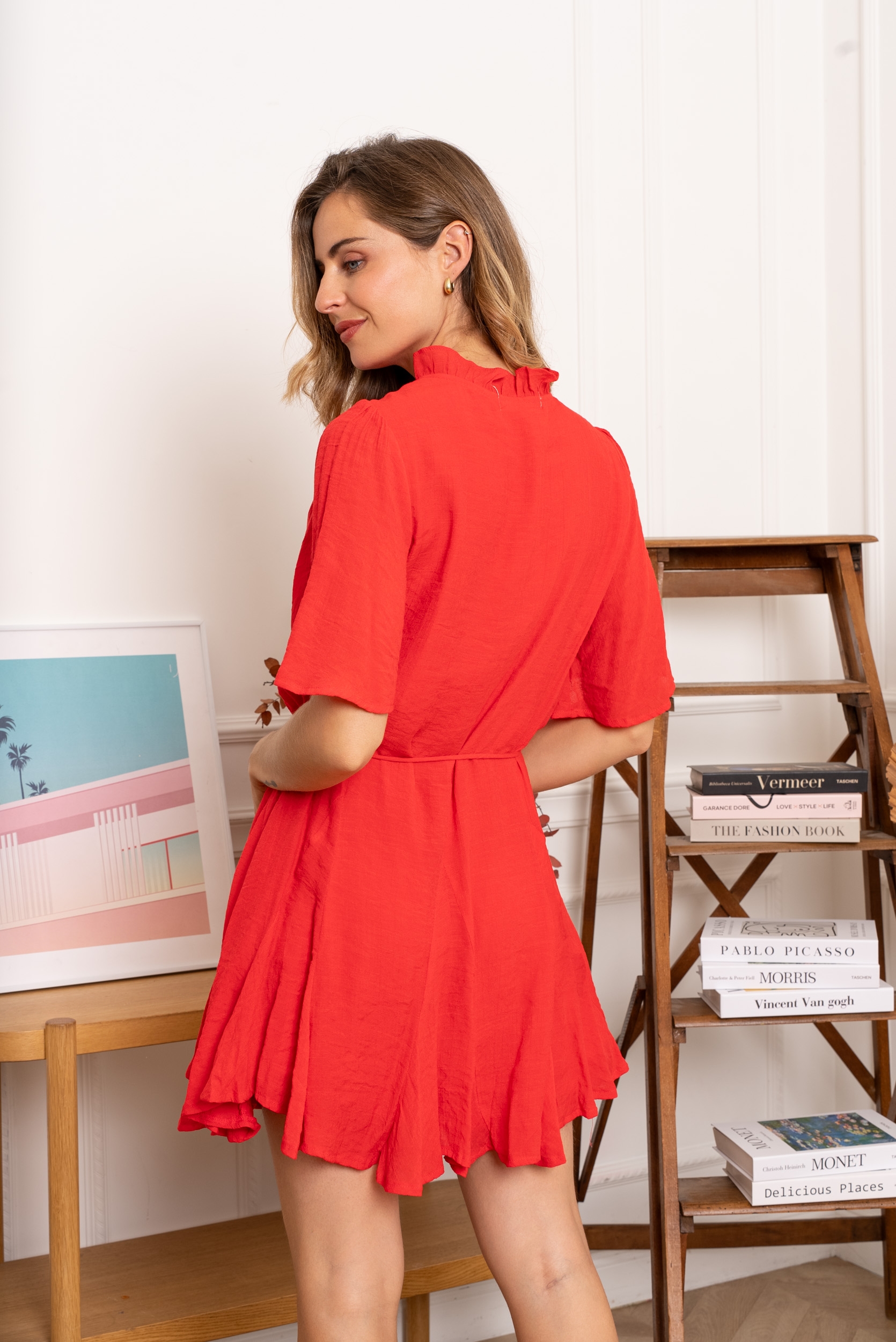 Fine ceinture ton sur ton à nouer à la taille. Jupe courte avec joli effet volant. Matière légère, souple et agréable à porter. Style bohème chic facile à accessoiriser.
