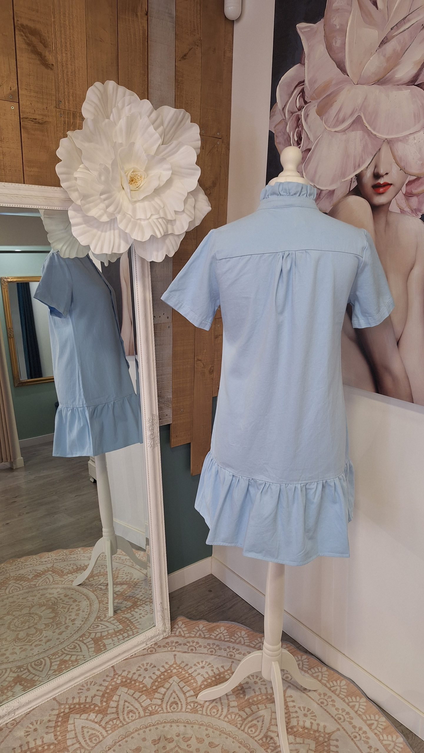 robe courte femme robe style jean robe bleu ciel robe en toile légère robe boutonnée robe col officier robe col volanté robe manches courtes robe volant bas robe casual chic robe fluide femme robe tendance femme robe d'été femme robe légère femme