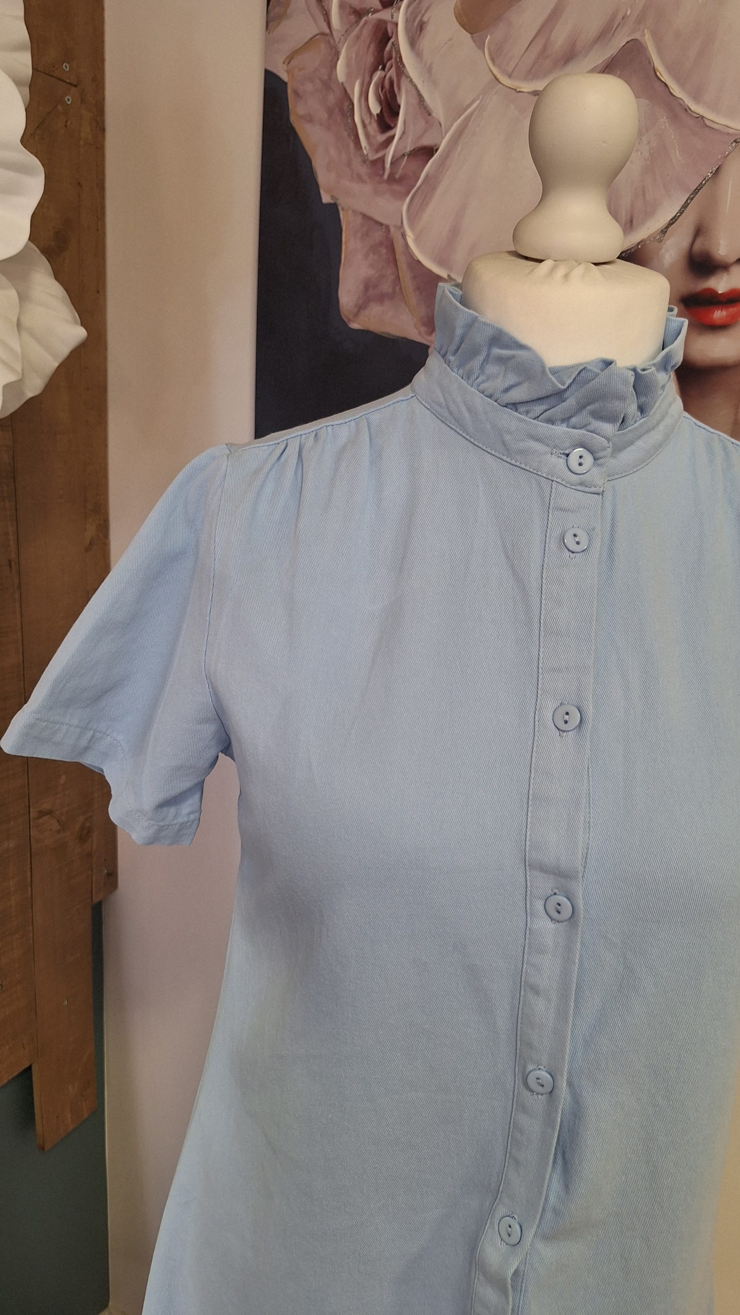 Robe courte style jean bleu ciel | Col officier volanté & boutonnée – Ô Trésor de MargÔ