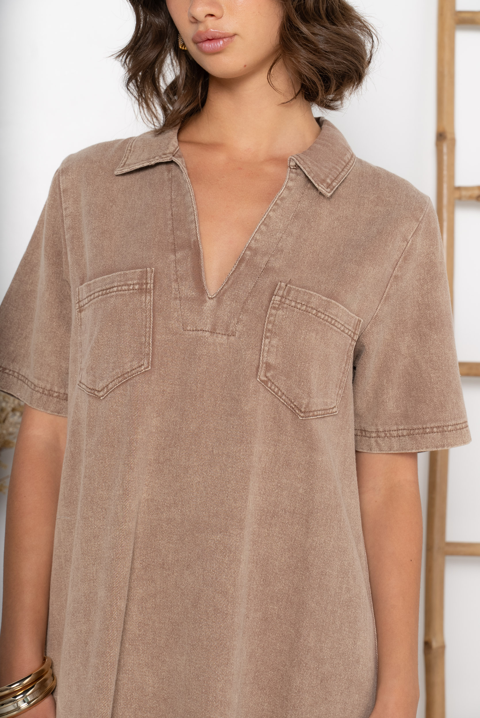 Coupe droite légèrement évasée qui convient à toutes les morphologies. Coloris taupe intemporel et facile à assortir. Col chemise avec ouverture en V très féminin. Deux poches poitrine plaquées.