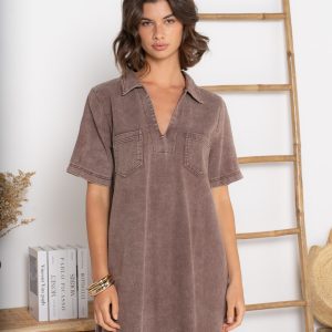 robe courte femme, robe taupe, robe unie femme, robe casual chic, robe col V, robe col chemise, robe manches courtes,